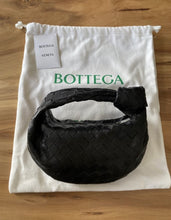 Carica l&#39;immagine nel visualizzatore di Gallery, BOTTEGA VENETA
Borsa Mini Jodie nera
