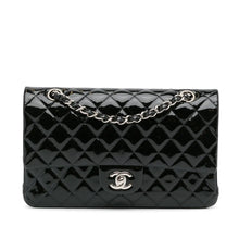 Carica l&#39;immagine nel visualizzatore di Gallery, Chanel Medium Classic Patent Double Flap in vernice nera
