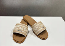 Carica l&#39;immagine nel visualizzatore di Gallery, Dior Dway beige
