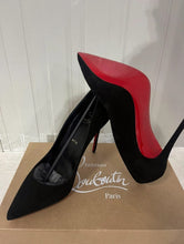 Carica l&#39;immagine nel visualizzatore di Gallery, Christian Louboutin So Kate in suede nere
