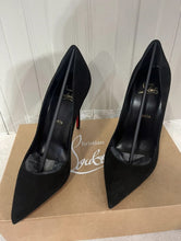 Carica l&#39;immagine nel visualizzatore di Gallery, Christian Louboutin So Kate in suede nere
